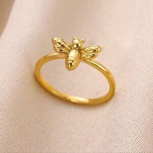 Royal Bee Gold Ring – Chic Minimalist Design